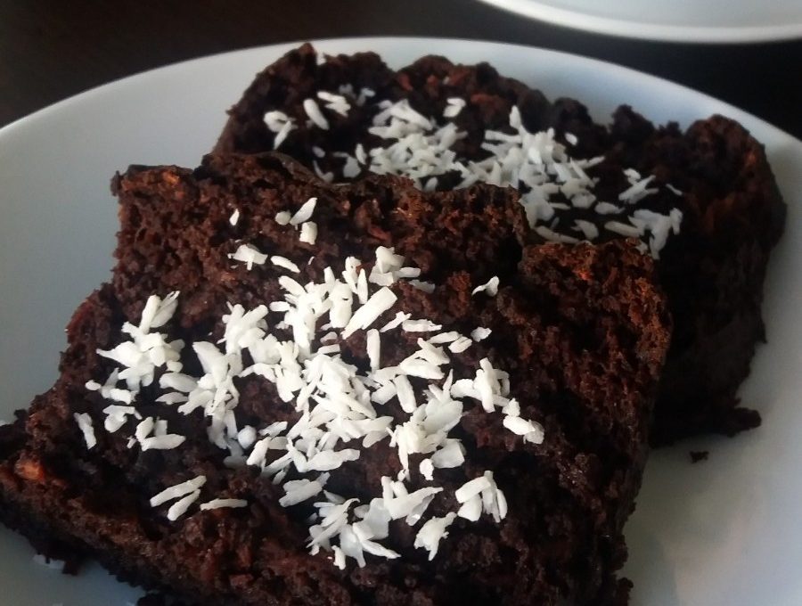 BROWNIE – czekoladowe ciasto z fasolą, słodzone daktylami