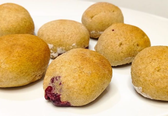 Pełnoziarniste drożdżowe pączki, bułeczki pysznie nadziane