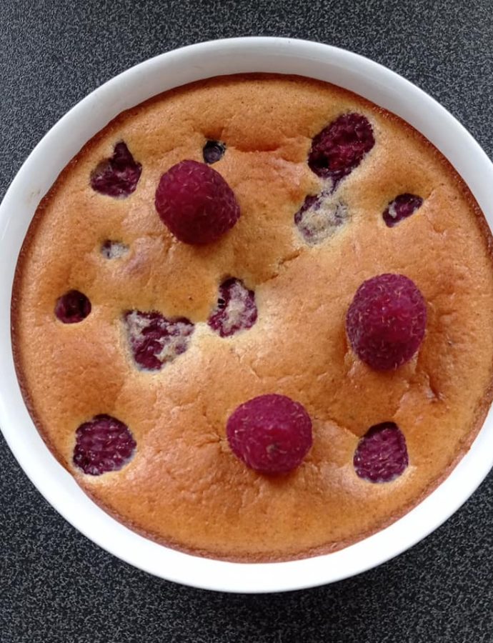 Clafoutis z owocami czyli zapiekane owoce w cieście naleśnikowym, ulubiony dziecięcy smakołyk