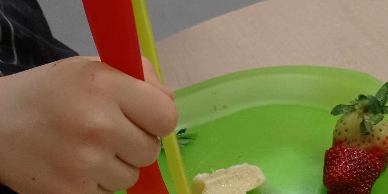 Pozwól mi zobaczyć, dotknąć i oswoić się z nowym pokarmem….