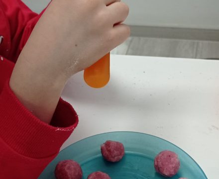 Kluseczki leniwe z buraczkiem czyli tęcza na dziecięcych talerzach