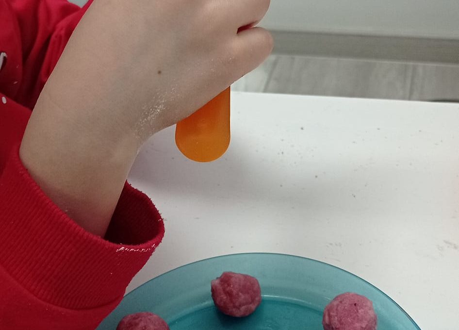 Kluseczki leniwe z buraczkiem czyli tęcza na dziecięcych talerzach